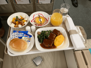 エミレーツ航空機内食プレミアムエコノミークラスイメージ