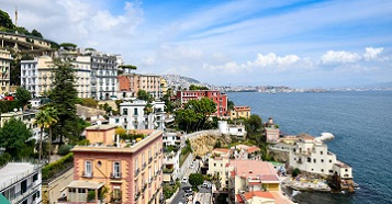 海辺の景色が美しいイタリア第三の都市「ナポリ」：イメージ